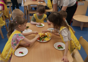 Dzieci układają warzywa